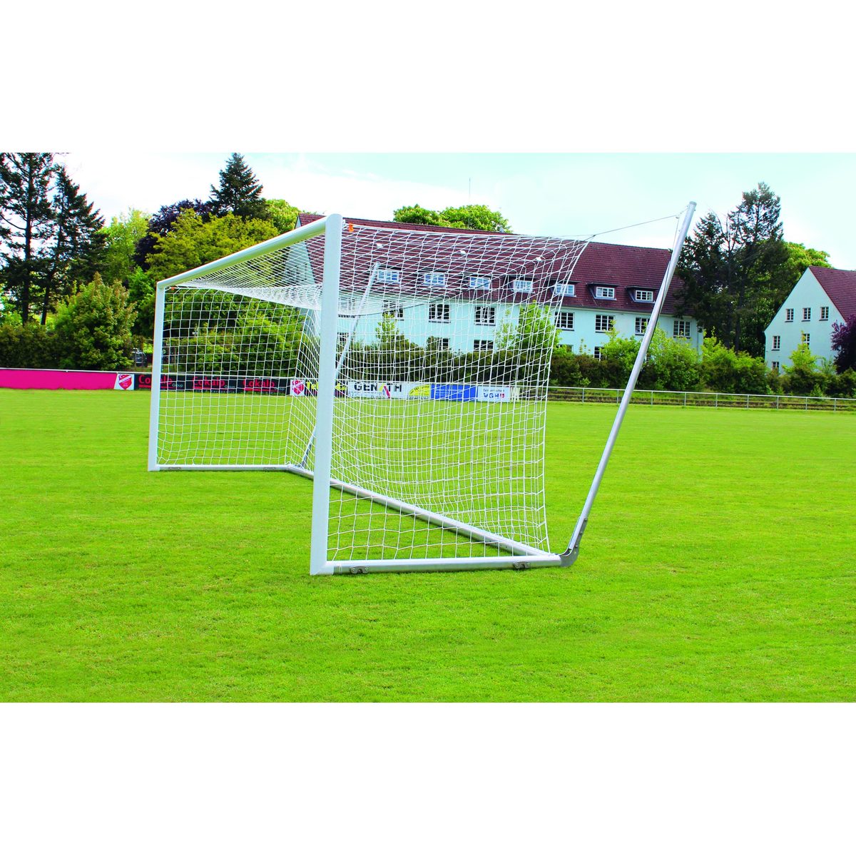 Freistehendes Großfeldtor 7,32 × 2,44 m auf dem Rasenplatz