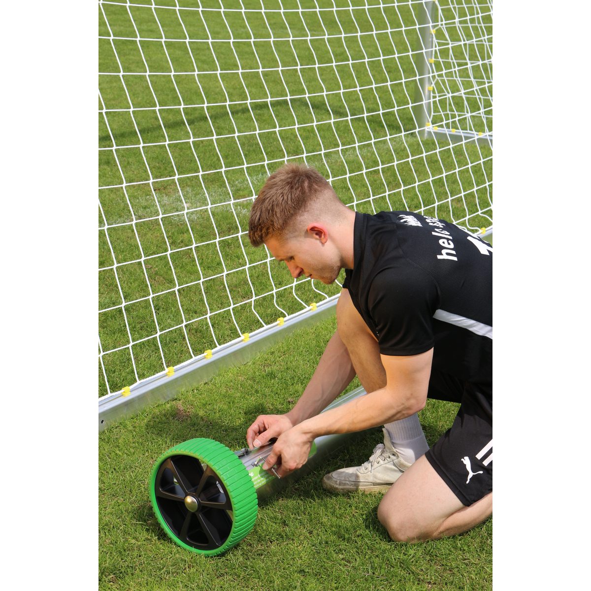 Safety-Jugendtor 5 x 2 m, EN 748 -Typ 3, unten 1,5 m tief, mit Simply-Fix, mit Players-Protect und Transportrollen, zur Sandbefüllung – Produktfoto 2