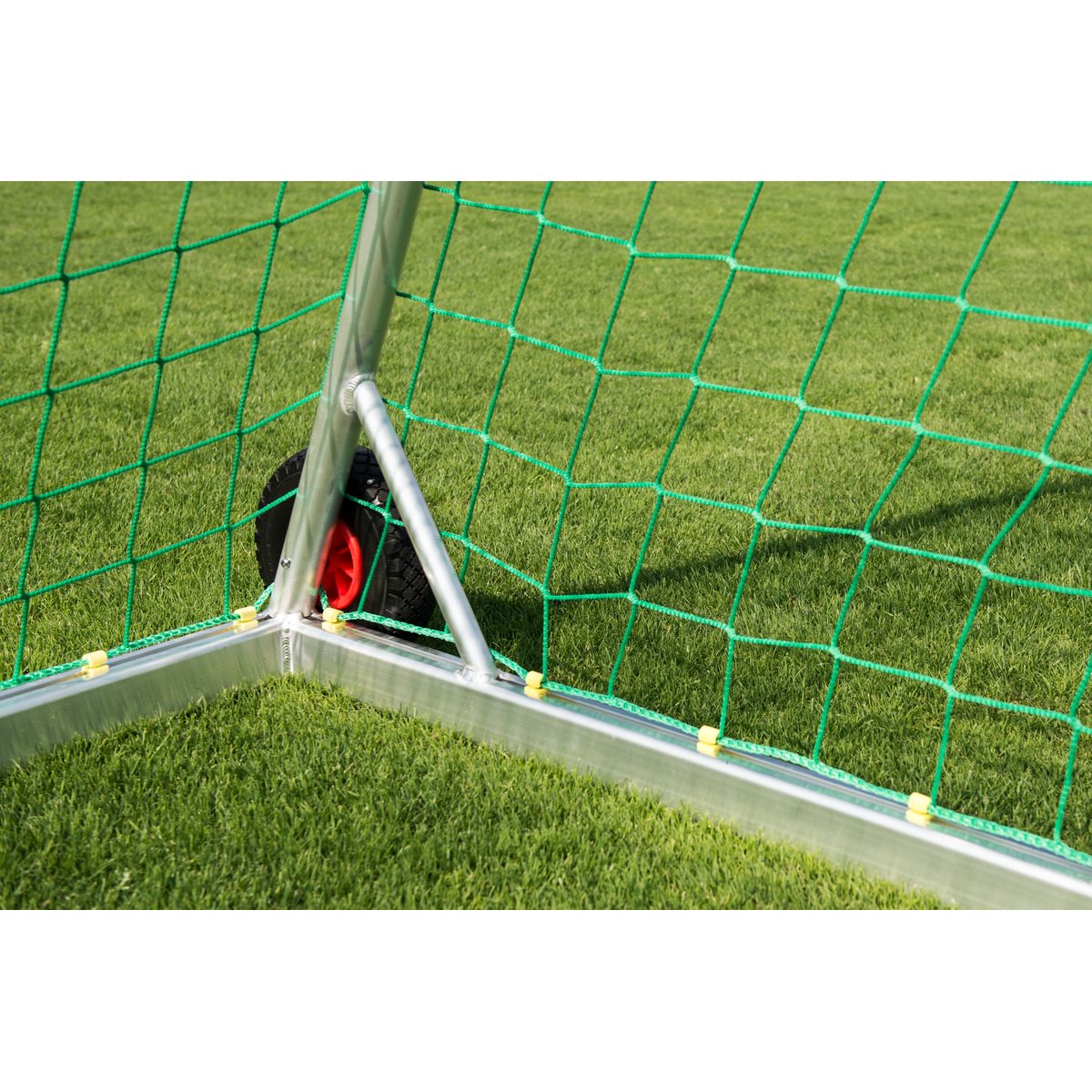 Jugendtor Eco 5 x 2 m, EN 748 - Typ 3, mobil, vollverschweißt, silber, untere Netztiefe 1,5 m mit Rollen – Produktfoto 4