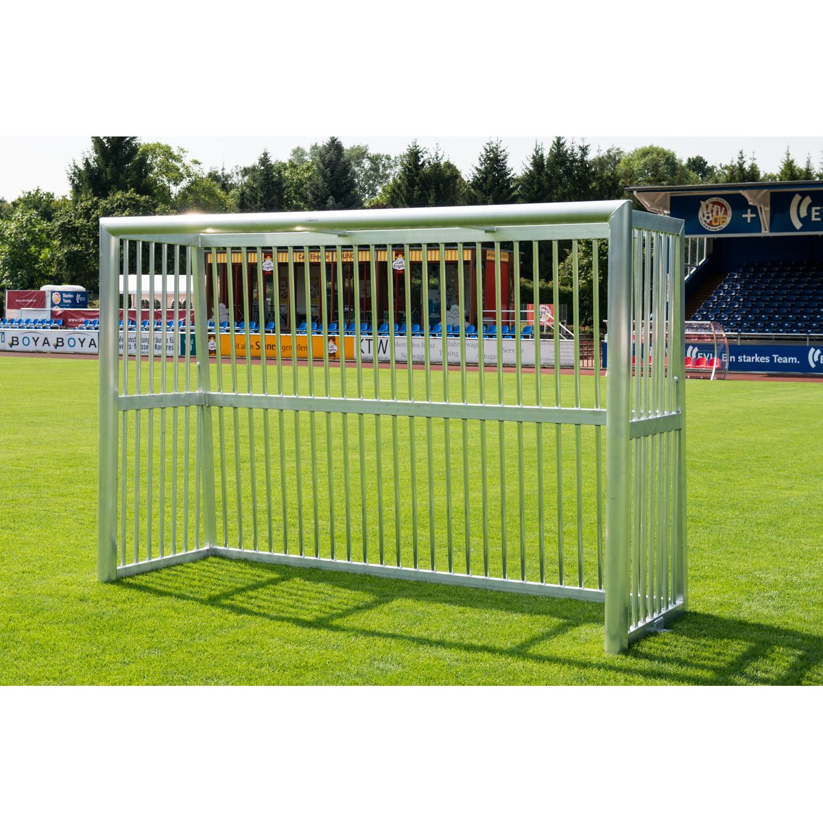 Bolzplatztor 3x2 m, mit Alu-Ballfang, freistehend, vollverschweißt, Torrahmen 120x100 mm, 4 Winkel – Produktfoto 2