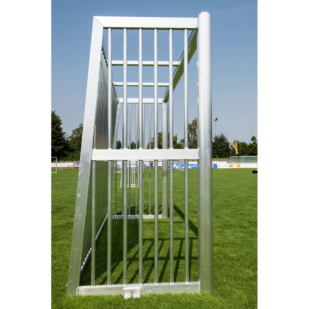 Bolzplatztor 3x2 m, mit Alu-Ballfang, freistehend, vollverschweißt, Torrahmen 120x100 mm, 4 Winkel – Produktfoto 3