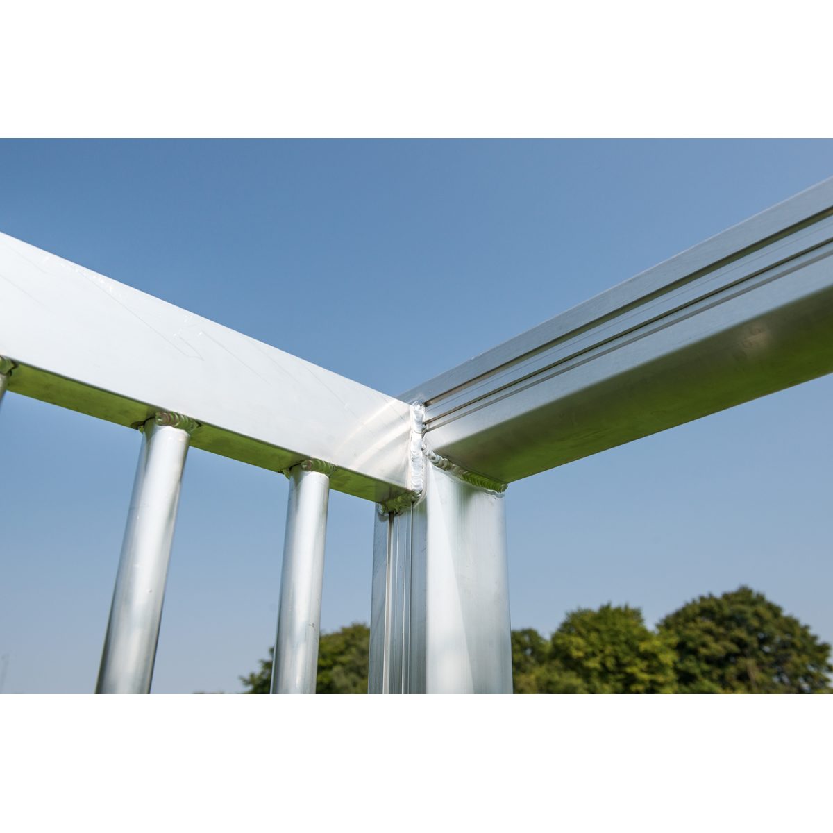 Bolzplatztor 3x2 m, mit Alu-Ballfang, freistehend, vollverschweißt, Torrahmen 120x100 mm, 4 Winkel – Produktfoto 4