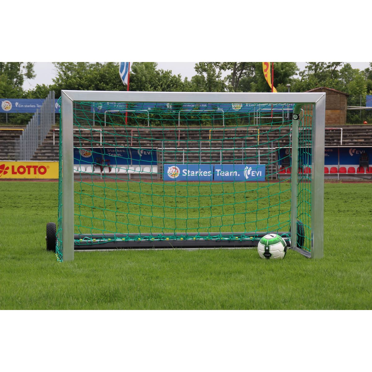 Safety-Minitor (Streetball) 180 x 120 cm, freistehend, EN 16579, vollverschweißt, mit Players-Protect und Transportrollen, zur Sandbefüllung – Produktfoto 2