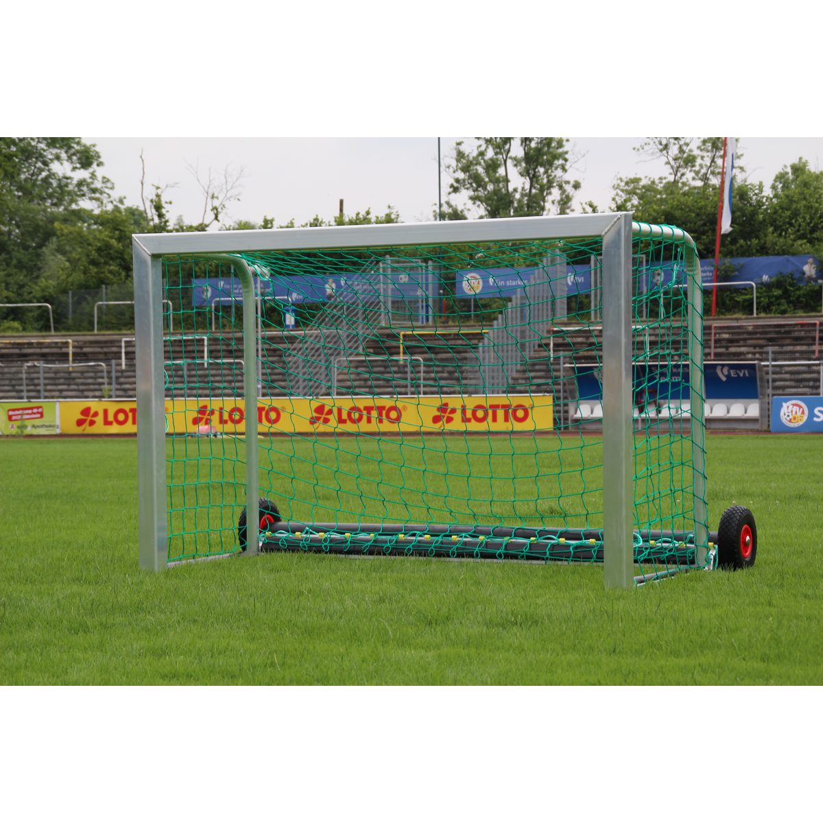 Safety-Minitor (Streetball) 180 x 120 cm, freistehend, EN 16579, vollverschweißt, mit Players-Protect und Transportrollen, zur Sandbefüllung – Produktfoto 4
