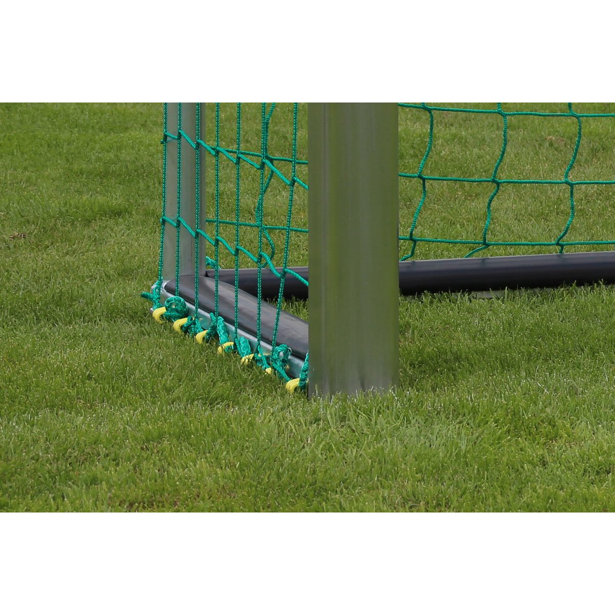 Minitor (Streetball) 120 x 80 cm, freistehend, EN 16579, vollverschweißt, mit Players-Protect und Antikipp-Bodenverankerung – Produktfoto 4