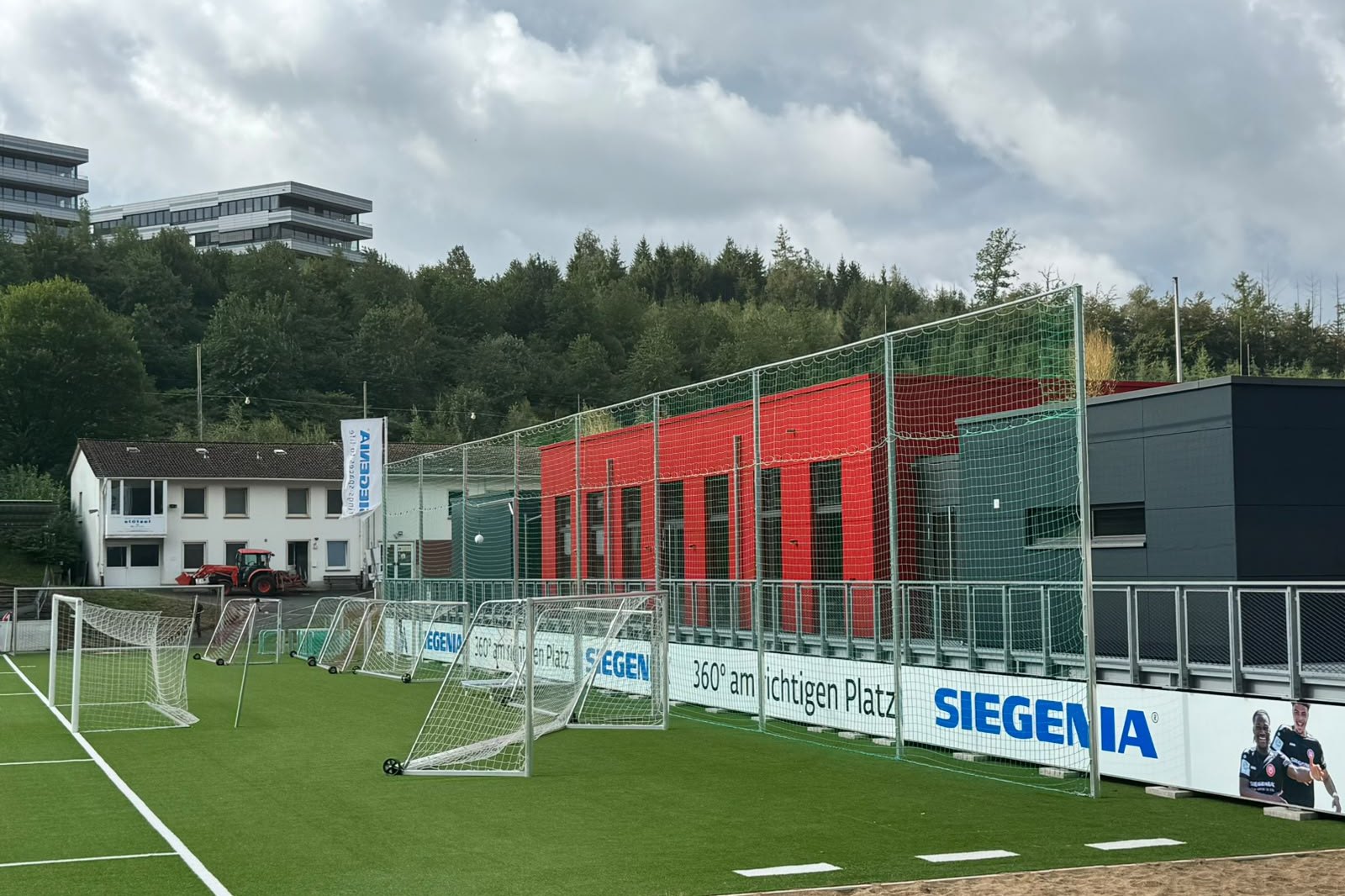 Sportplatz mit Ballfanganlage und Toren